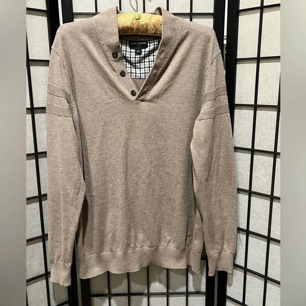 Banana Republic MENS V-Neck PREPPY HENLEY STYLE Sweater in Tan, SIZE L